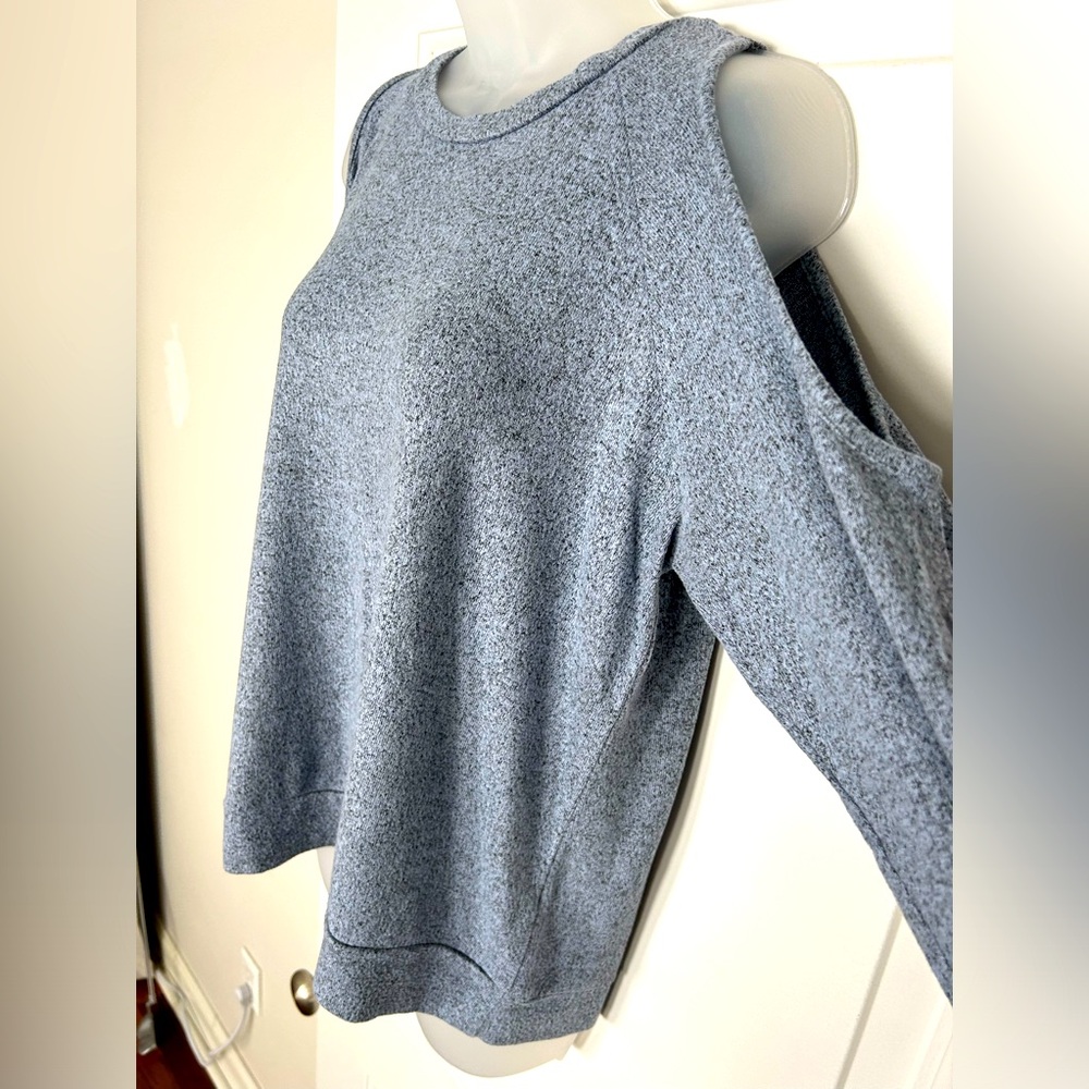 Shoulder cut out sweater